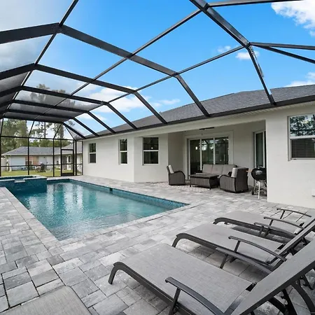 Modern Heated Pool Home Close To Downtown Shopping